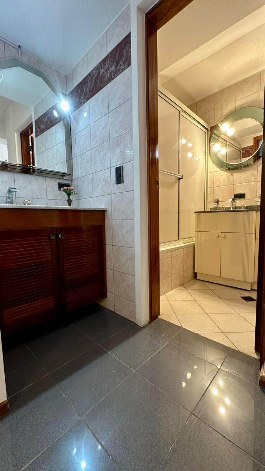 CASA TRIPLEX 180 mts CON GARAJE PARA 2 VEHÍCULOS GRANDES EN Bº SANTA GENOVEVA