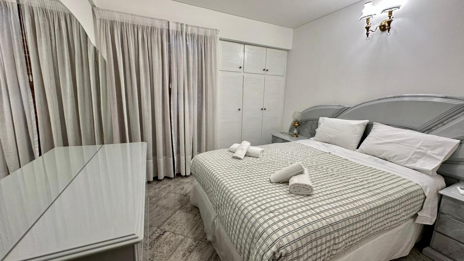 CASA TRIPLEX 180 mts CON GARAJE PARA 2 VEHÍCULOS GRANDES EN Bº SANTA GENOVEVA
