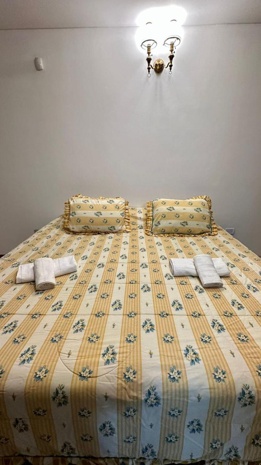 CASA TRIPLEX 180 mts CON GARAJE PARA 2 VEHÍCULOS GRANDES EN Bº SANTA GENOVEVA