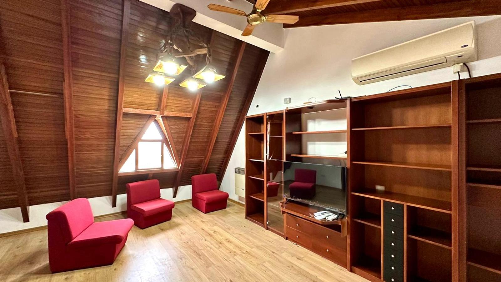 CASA TRIPLEX 180 mts CON GARAJE PARA 2 VEHÍCULOS GRANDES EN Bº SANTA GENOVEVA