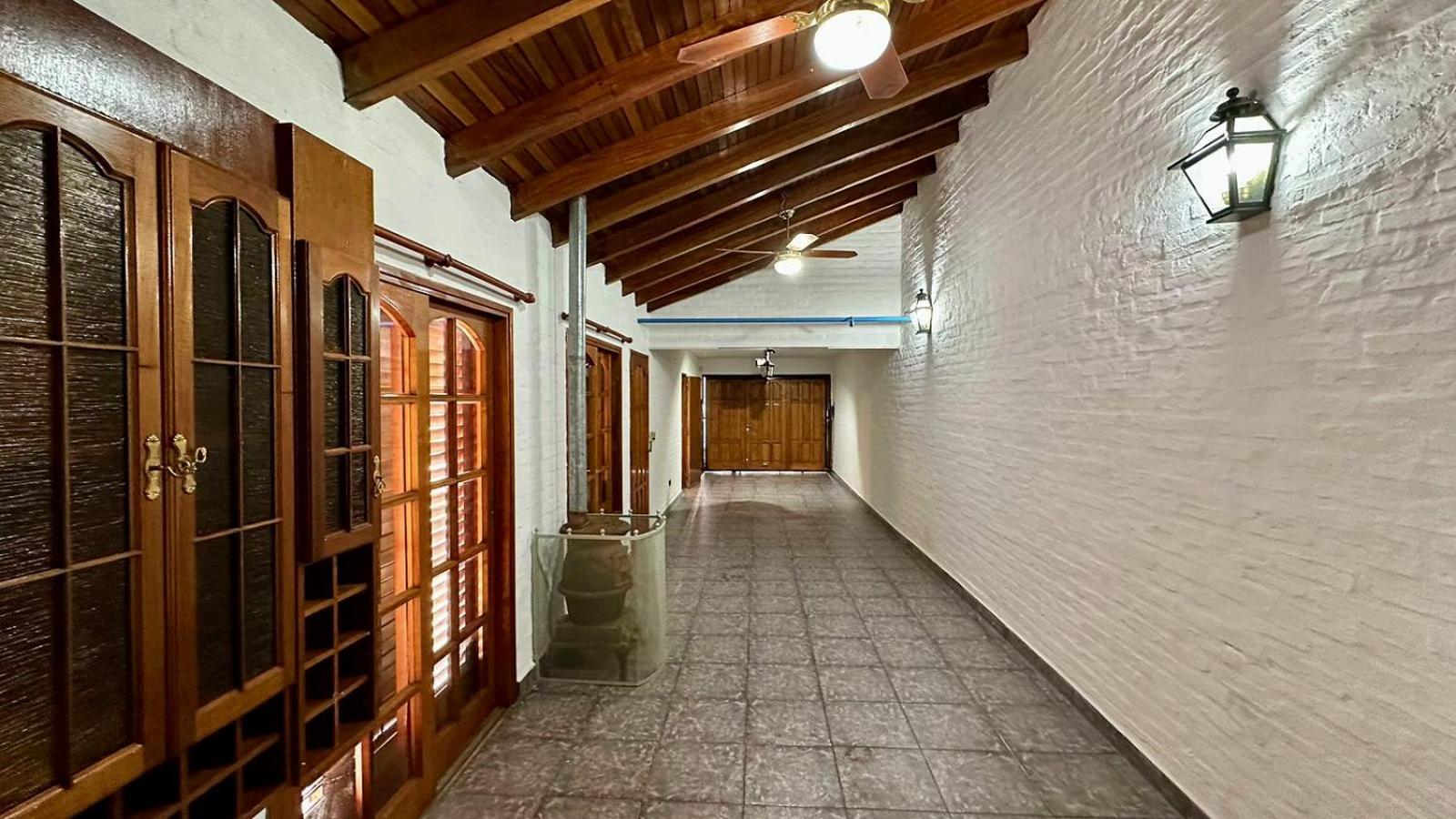 CASA TRIPLEX 180 mts CON GARAJE PARA 2 VEHÍCULOS GRANDES EN Bº SANTA GENOVEVA