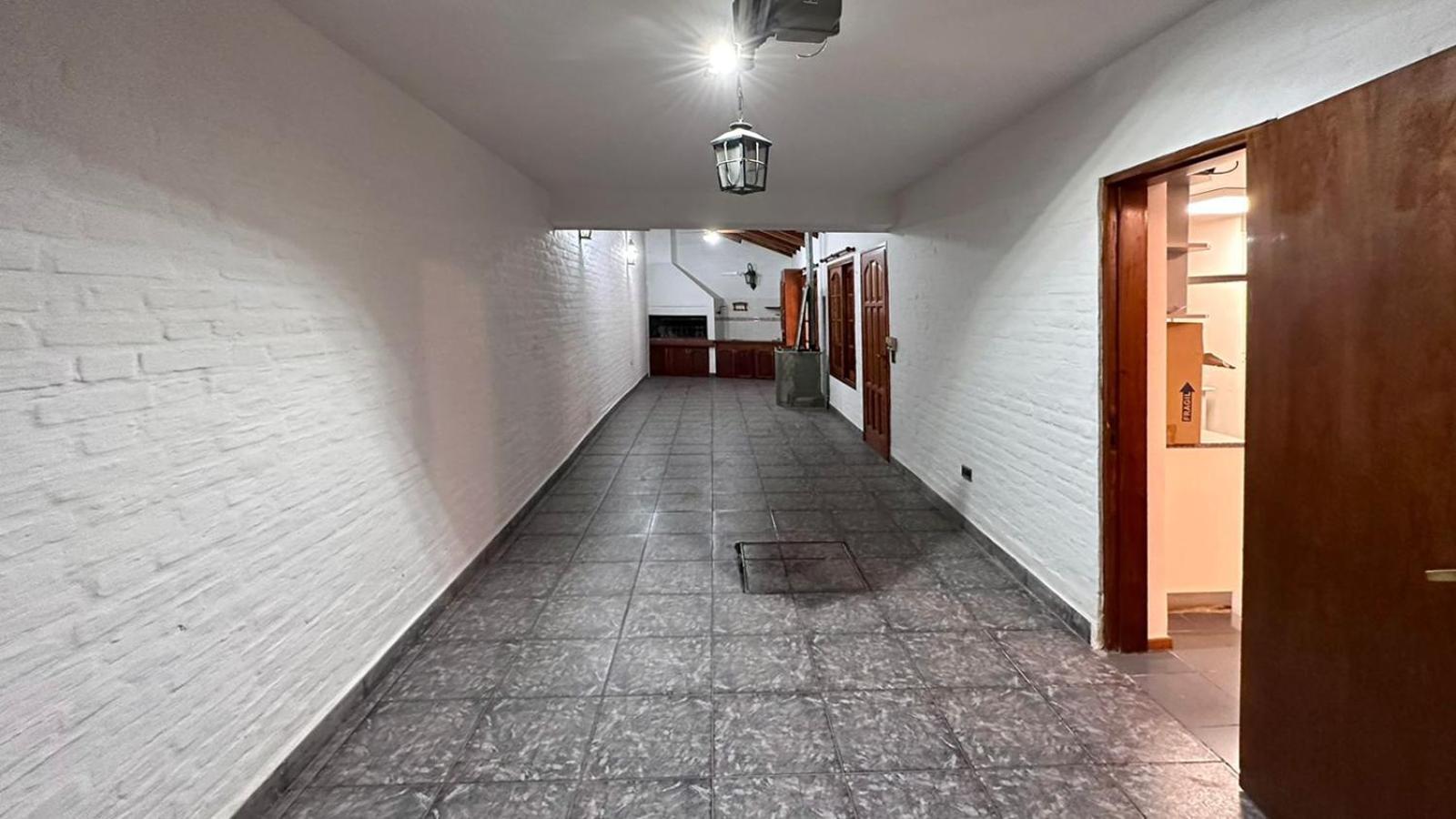 CASA TRIPLEX 180 mts CON GARAJE PARA 2 VEHÍCULOS GRANDES EN Bº SANTA GENOVEVA