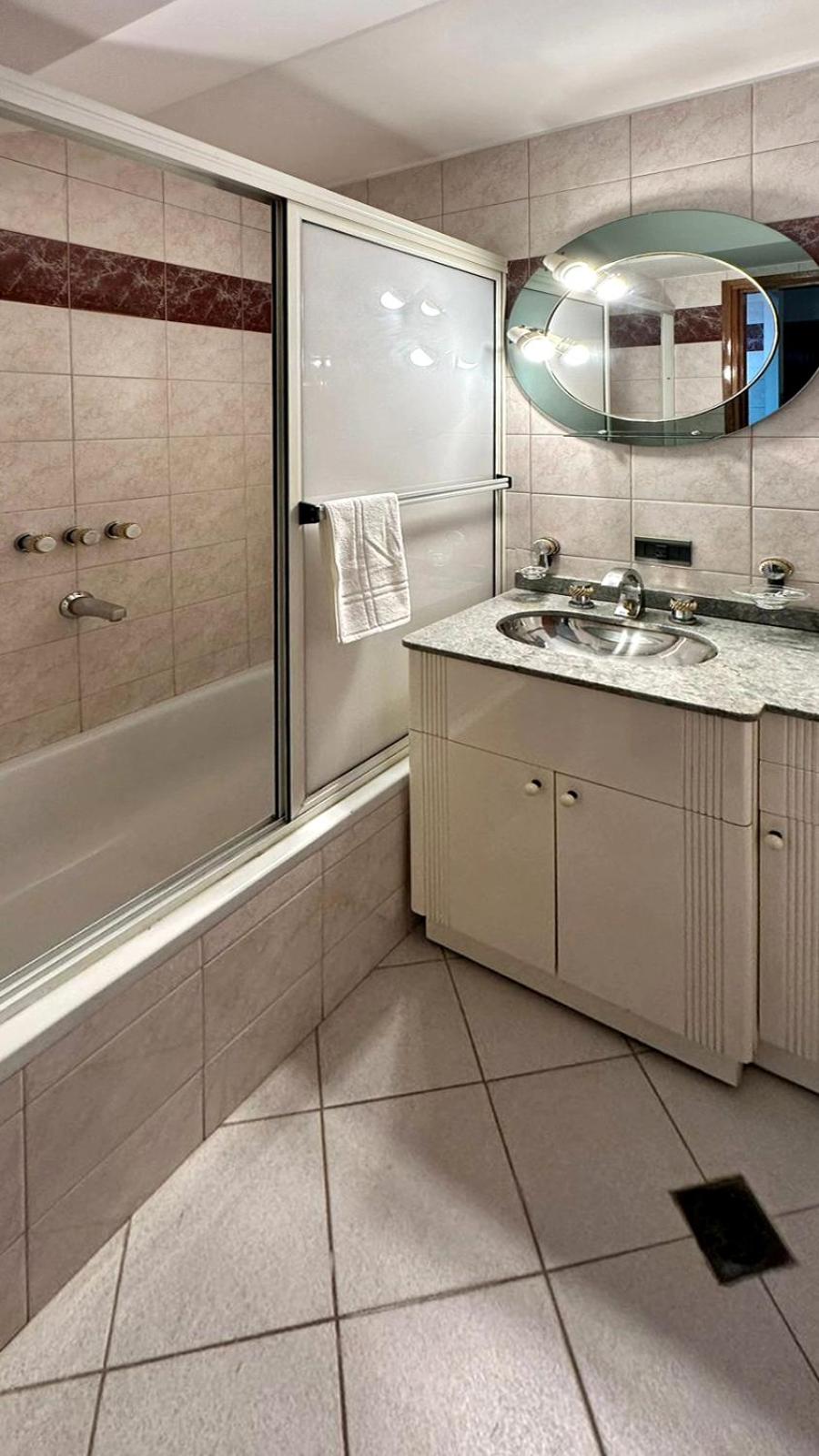 CASA TRIPLEX 180 mts CON GARAJE PARA 2 VEHÍCULOS GRANDES EN Bº SANTA GENOVEVA