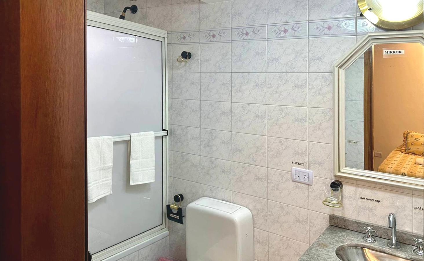 CASA TRIPLEX 180 mts CON GARAJE PARA 2 VEHÍCULOS GRANDES EN Bº SANTA GENOVEVA