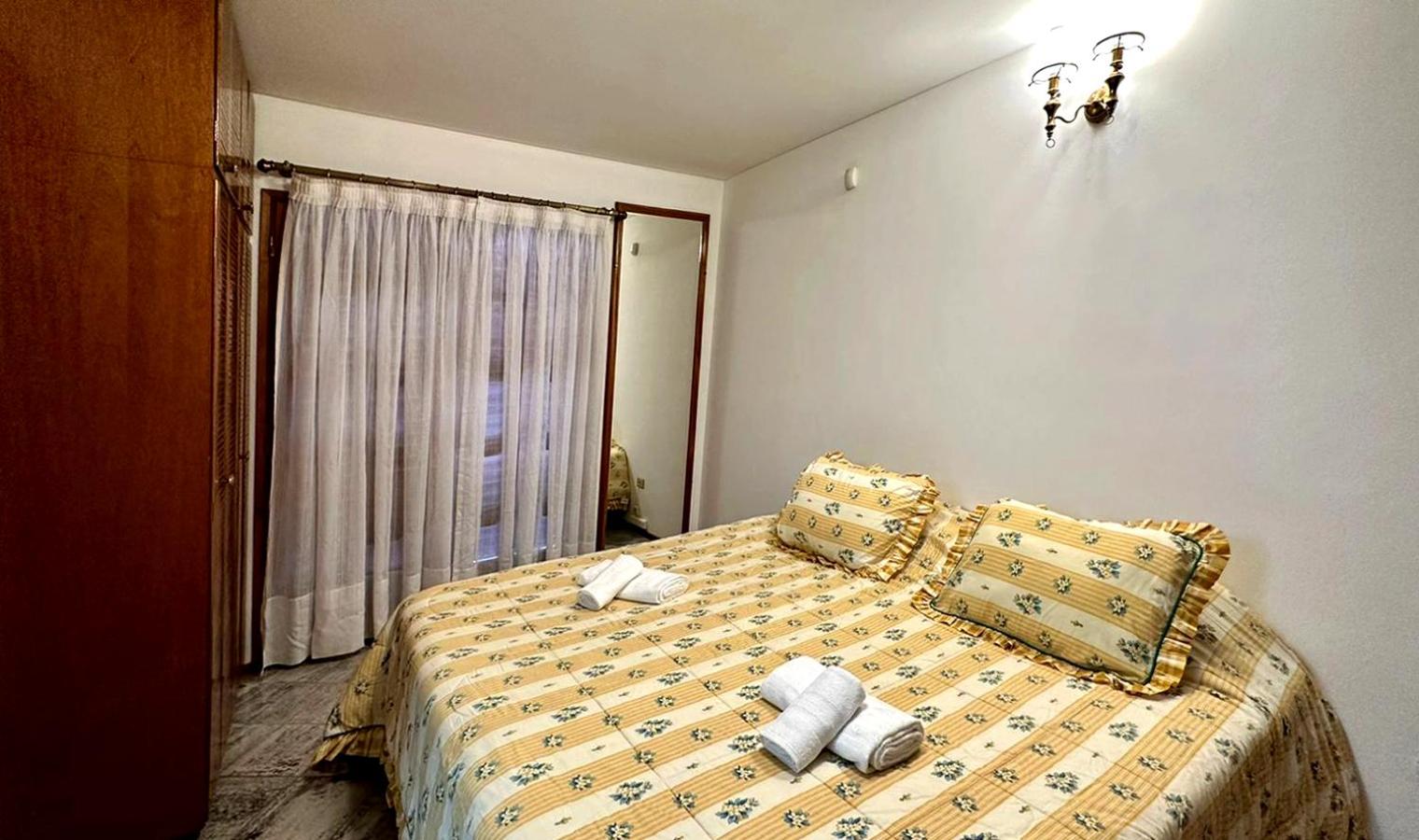 CASA TRIPLEX 180 mts CON GARAJE PARA 2 VEHÍCULOS GRANDES EN Bº SANTA GENOVEVA