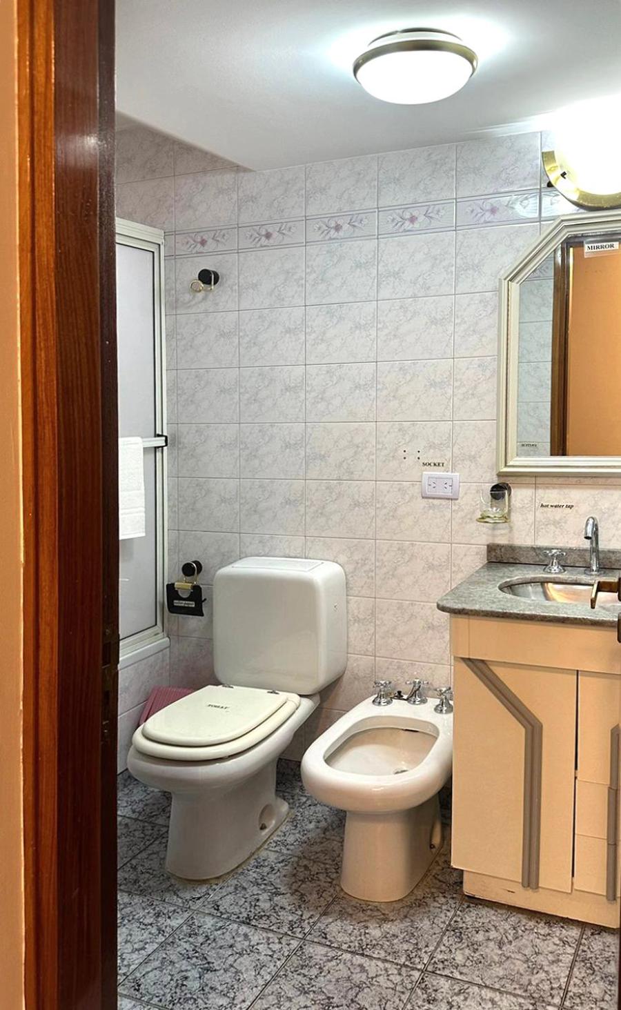 CASA TRIPLEX 180 mts CON GARAJE PARA 2 VEHÍCULOS GRANDES EN Bº SANTA GENOVEVA