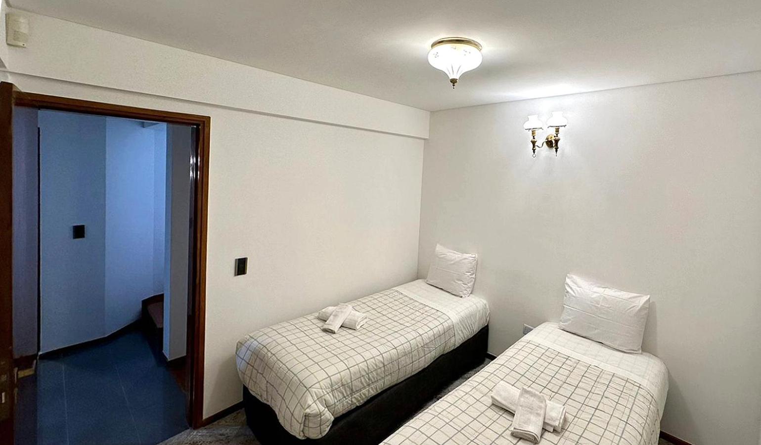 CASA TRIPLEX 180 mts CON GARAJE PARA 2 VEHÍCULOS GRANDES EN Bº SANTA GENOVEVA