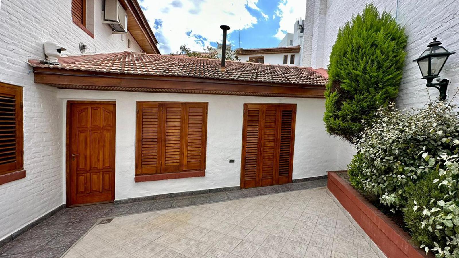 CASA TRIPLEX 180 mts CON GARAJE PARA 2 VEHÍCULOS GRANDES EN Bº SANTA GENOVEVA