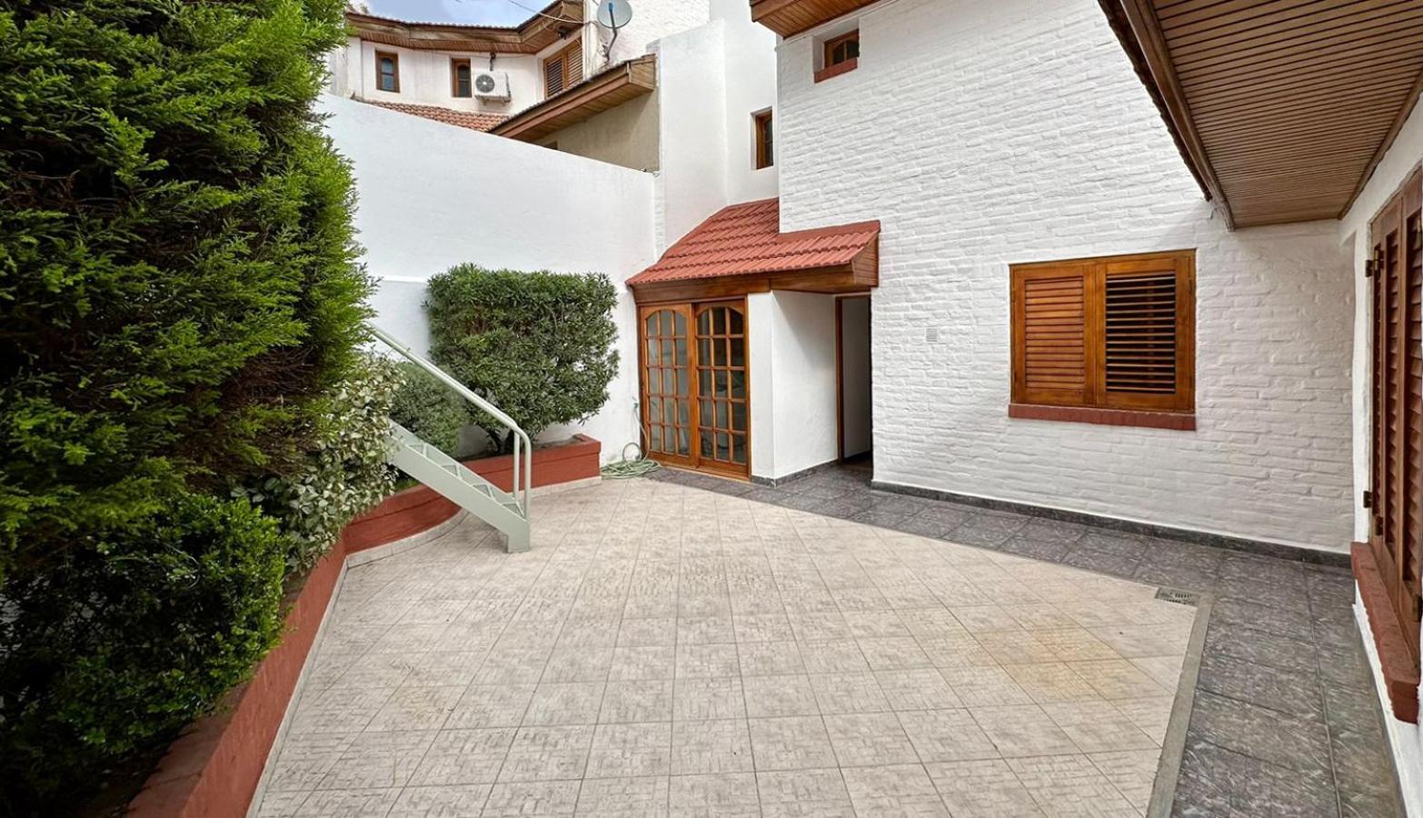 CASA TRIPLEX 180 mts CON GARAJE PARA 2 VEHÍCULOS GRANDES EN Bº SANTA GENOVEVA