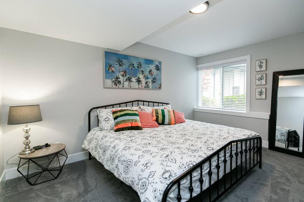 Stylish 1 Bedroom Suite with Lake Access