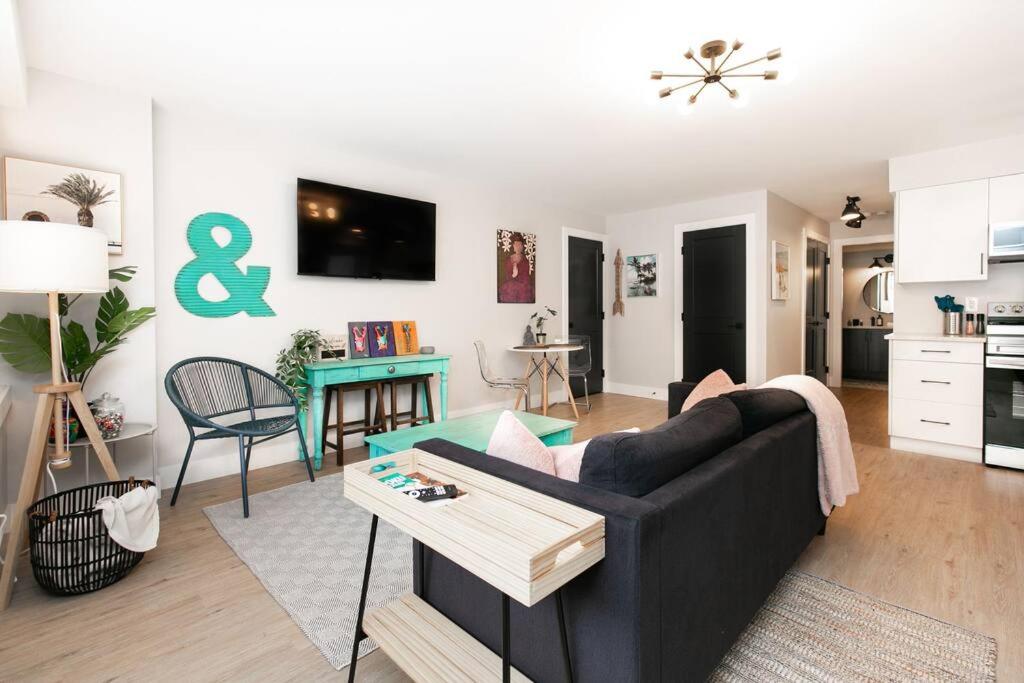 Stylish 1 Bedroom Suite with Lake Access