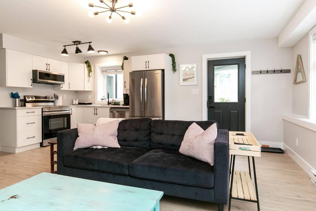 Stylish 1 Bedroom Suite with Lake Access
