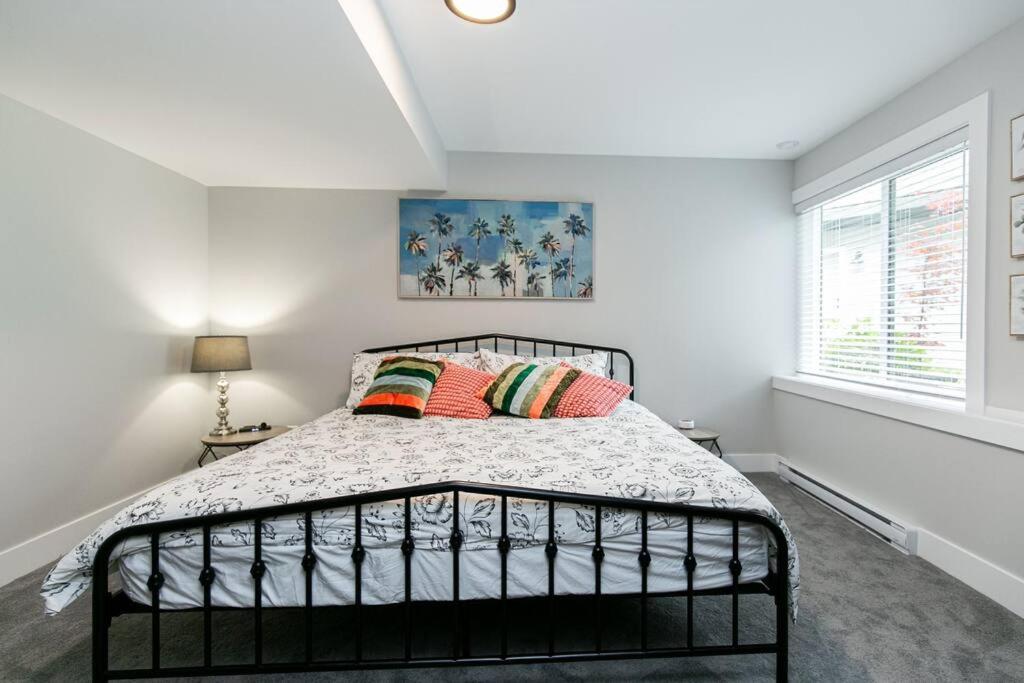 Stylish 1 Bedroom Suite with Lake Access