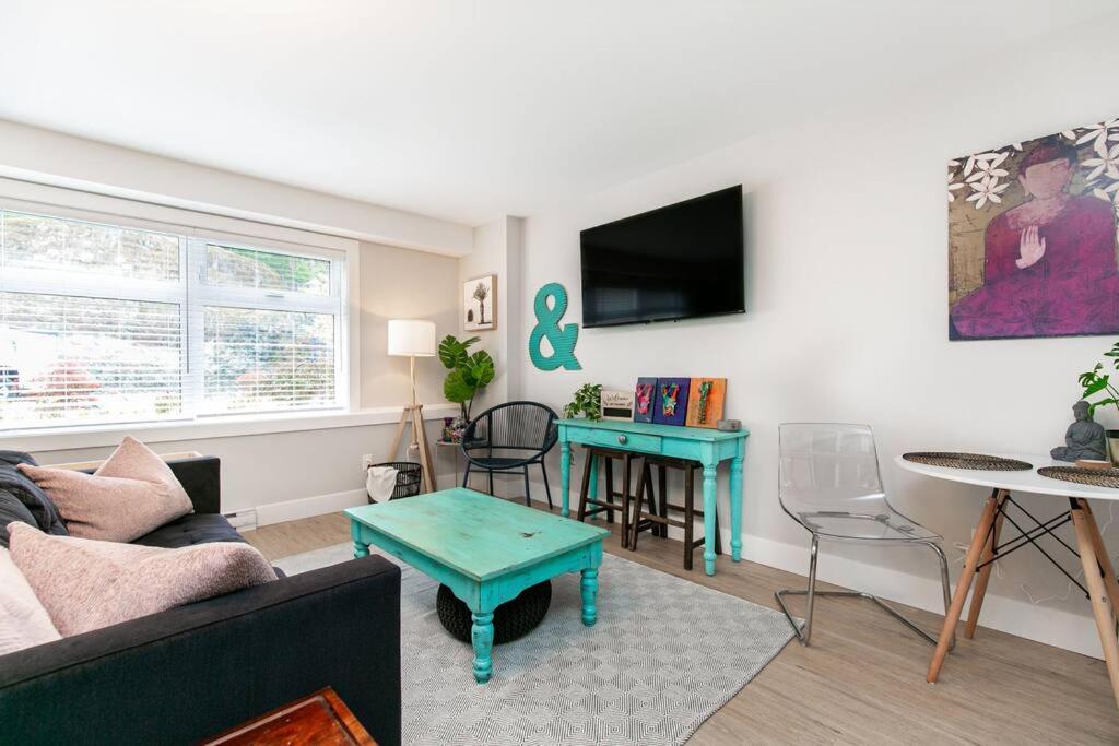 Stylish 1 Bedroom Suite with Lake Access