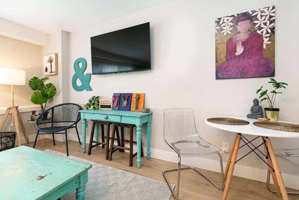 Stylish 1 Bedroom Suite with Lake Access