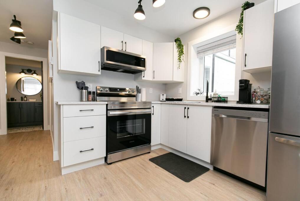 Stylish 1 Bedroom Suite with Lake Access