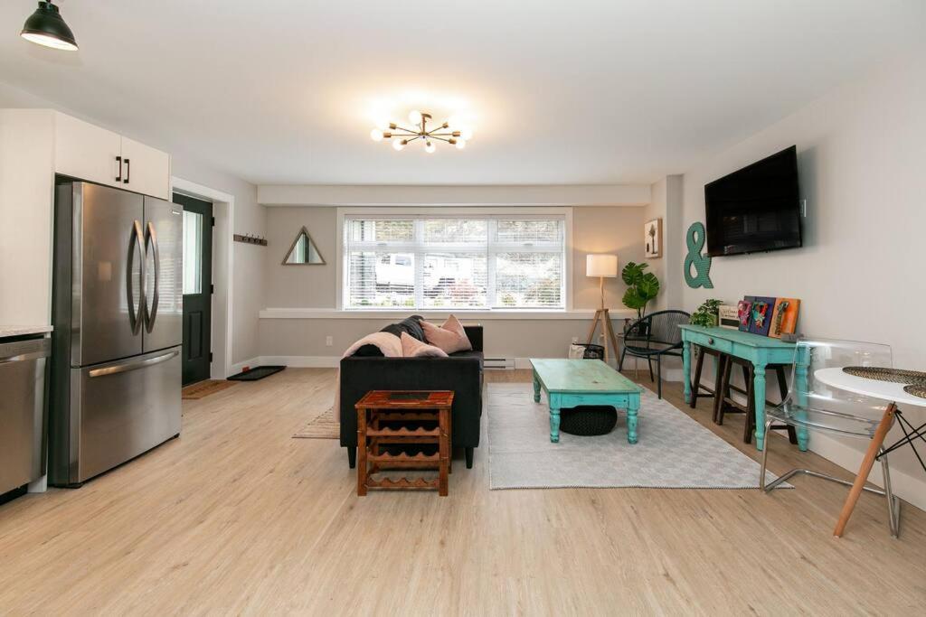 Stylish 1 Bedroom Suite with Lake Access