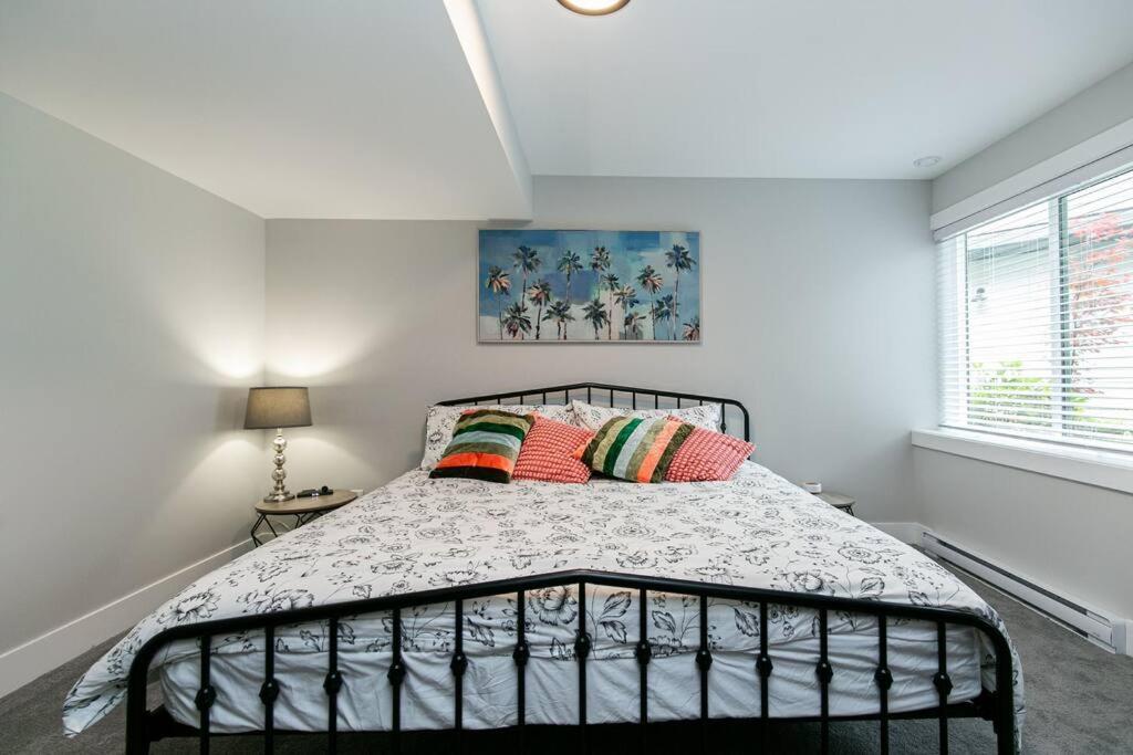 Stylish 1 Bedroom Suite with Lake Access