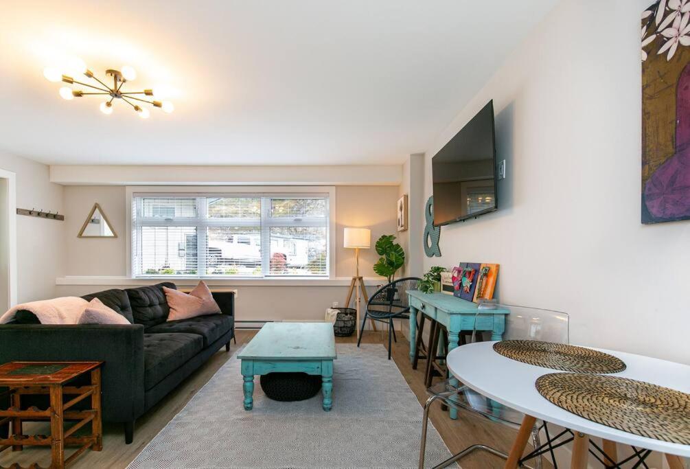 Stylish 1 Bedroom Suite with Lake Access