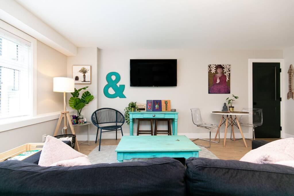 Stylish 1 Bedroom Suite with Lake Access