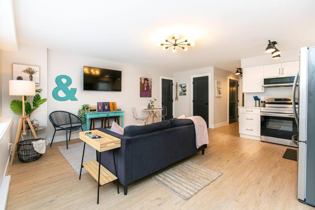 Stylish 1 Bedroom Suite with Lake Access