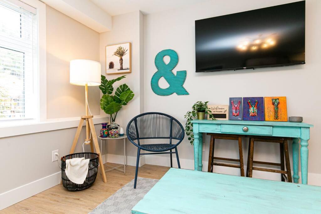 Stylish 1 Bedroom Suite with Lake Access