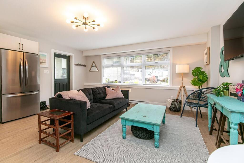 Stylish 1 Bedroom Suite with Lake Access