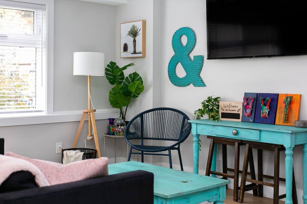 Stylish 1 Bedroom Suite with Lake Access