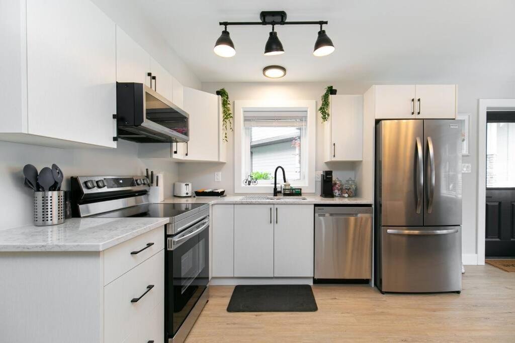 Stylish 1 Bedroom Suite with Lake Access