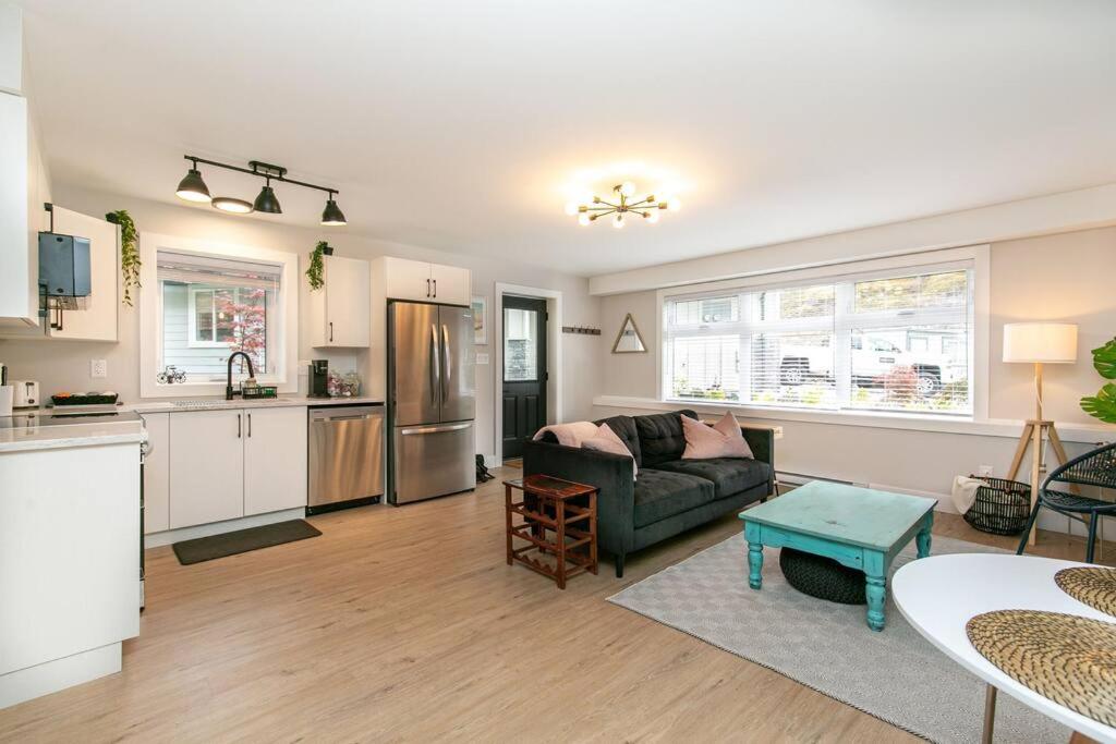 Stylish 1 Bedroom Suite with Lake Access