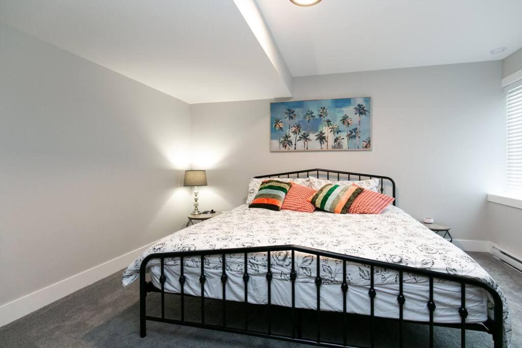 Stylish 1 Bedroom Suite with Lake Access