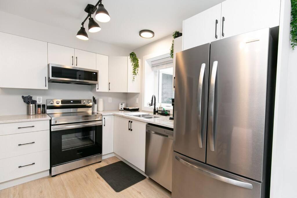 Stylish 1 Bedroom Suite with Lake Access