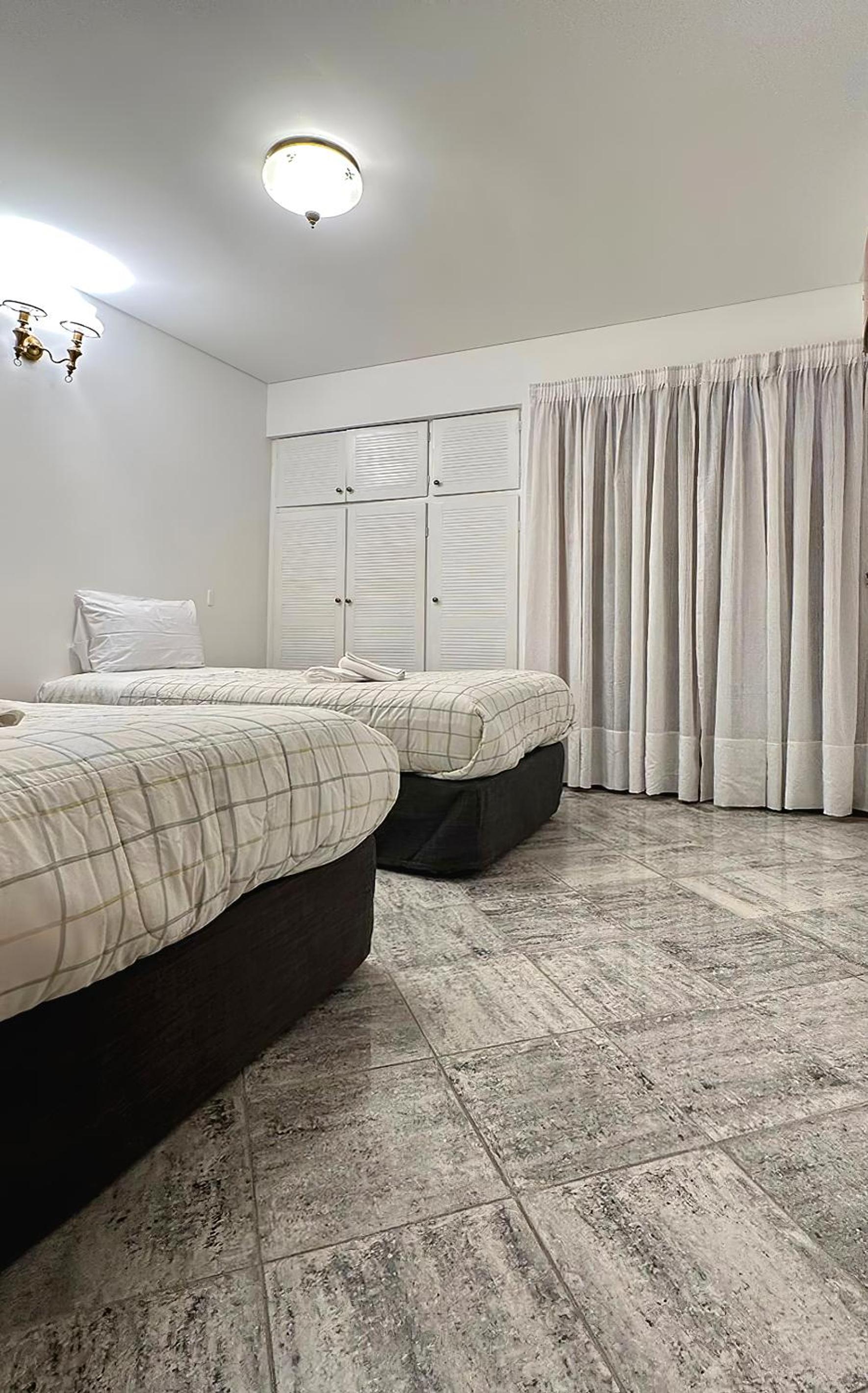 CASA TRIPLEX 180 mts CON GARAJE PARA 2 VEHÍCULOS GRANDES EN Bº SANTA GENOVEVA
