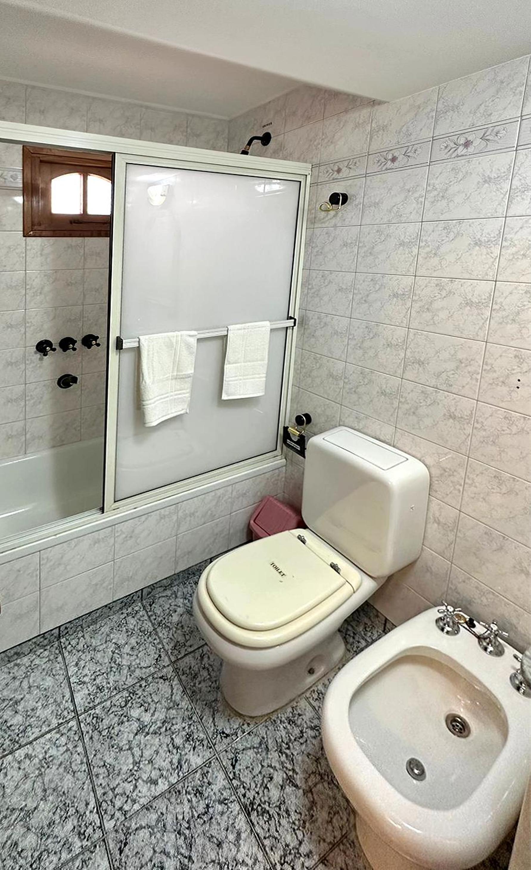 CASA TRIPLEX 180 mts CON GARAJE PARA 2 VEHÍCULOS GRANDES EN Bº SANTA GENOVEVA