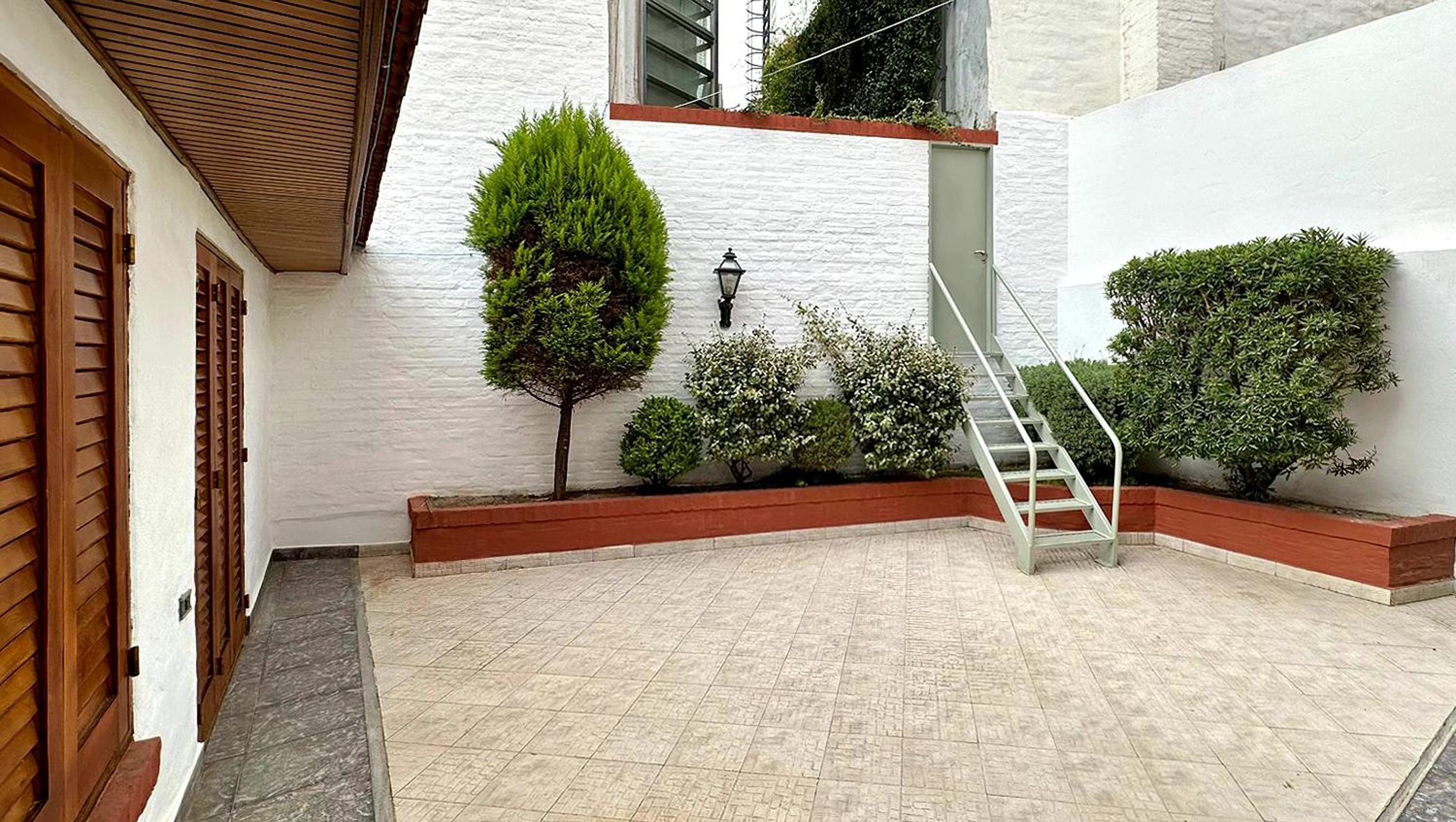 CASA TRIPLEX 180 mts CON GARAJE PARA 2 VEHÍCULOS GRANDES EN Bº SANTA GENOVEVA