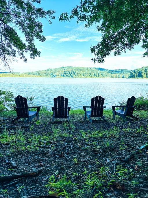 Bloomington Vacations - Serene Lakeside Forest Cabin - Property Image 1