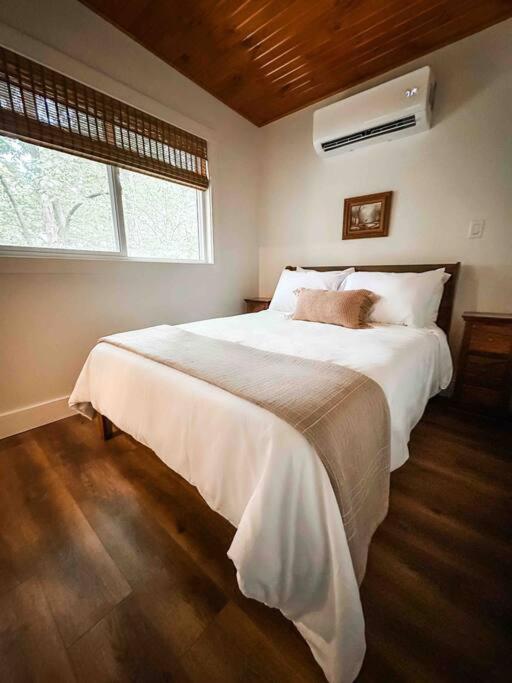 Bloomington Vacations - Serene Lakeside Forest Cabin - Property Image 4