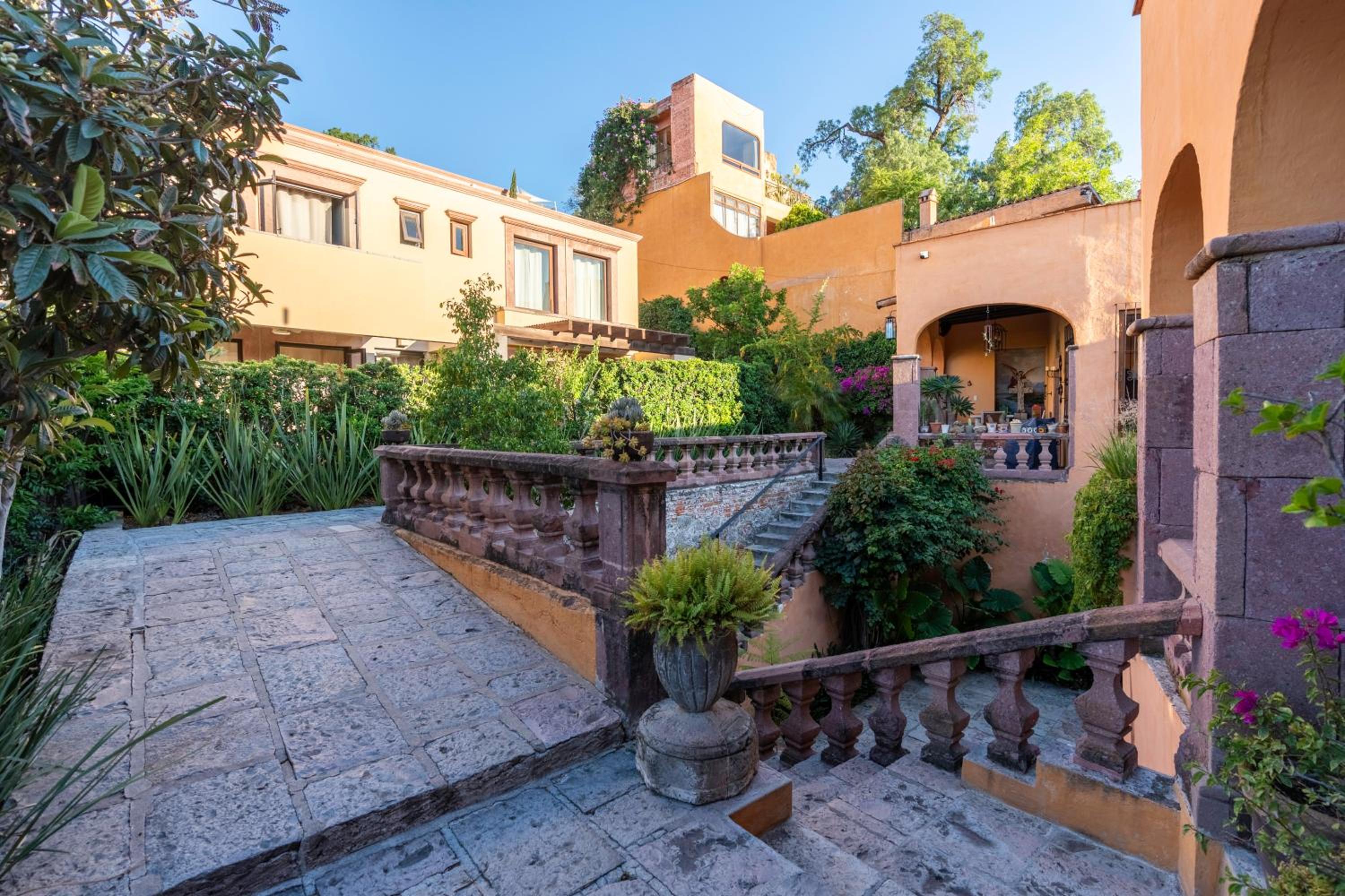 Angelic Centro 2BR, Pool & Jacuzzi, Gated Village
