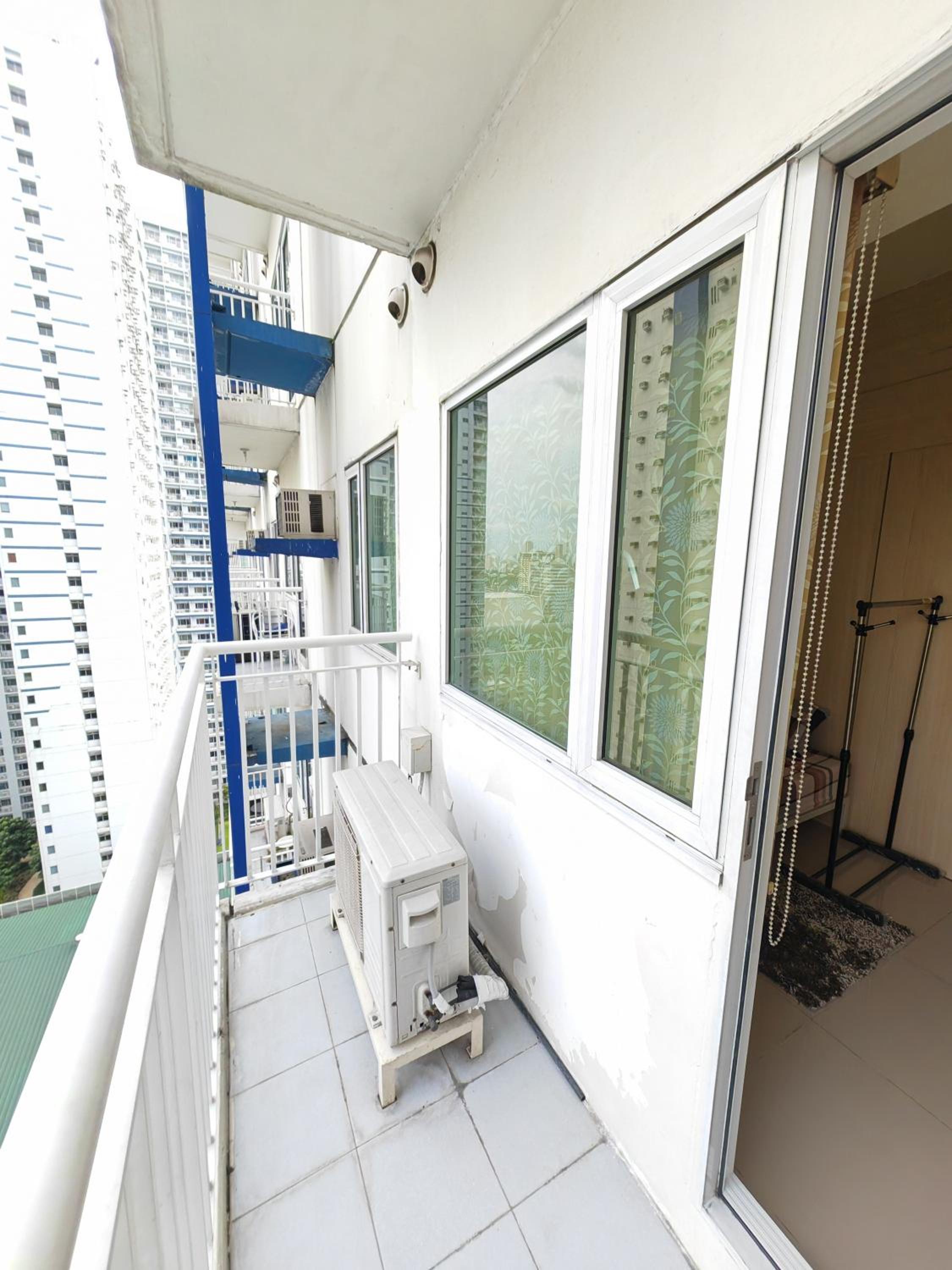 Jocelyn Staycation @Grass Residences North EDSA view 5