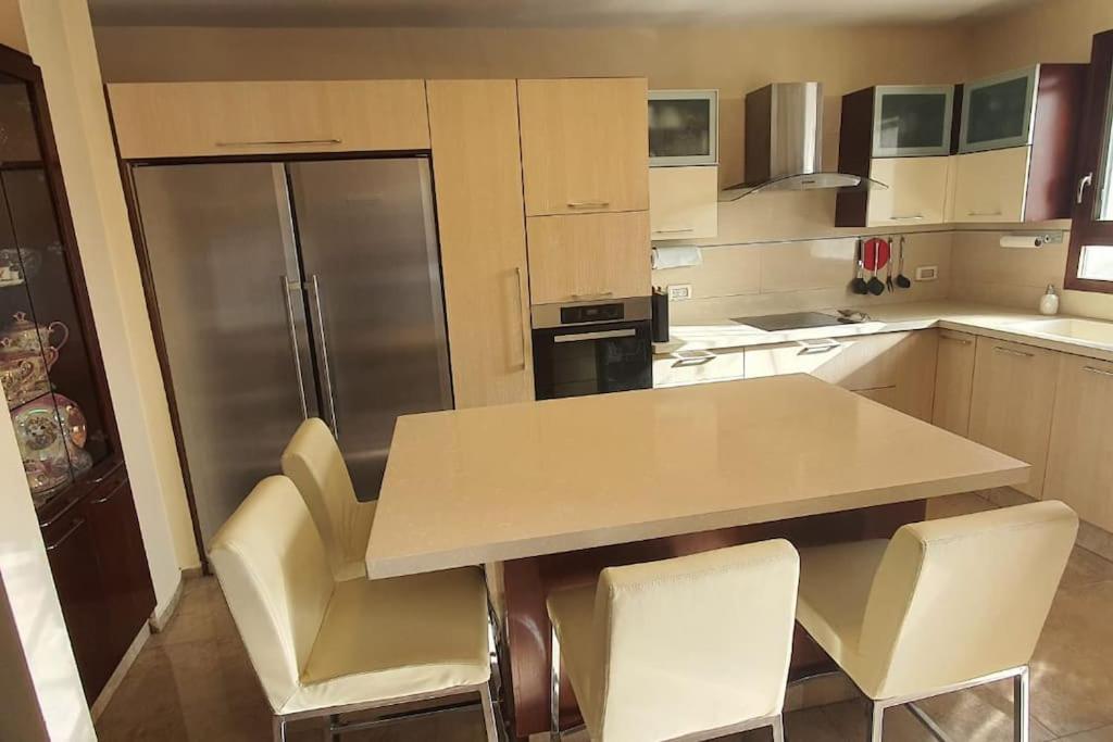 GeoHome- Comfortable Town House- Landlord lives in separate room