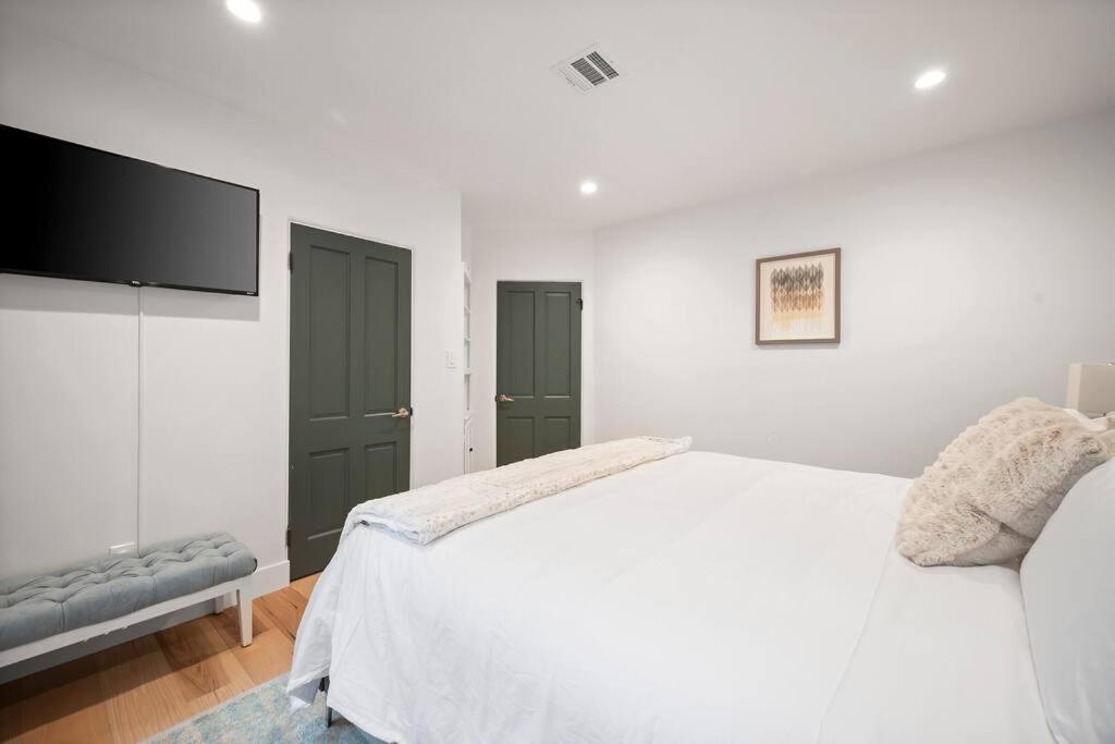 Chic 3BR Oasis in Studio City:Toluca Lake Adjacent