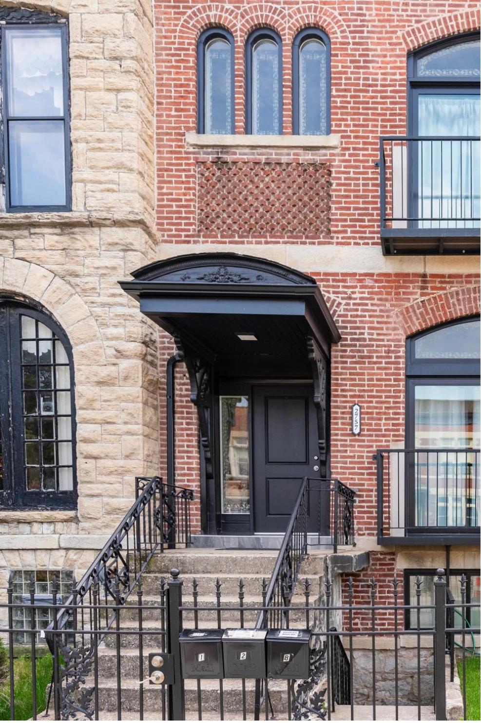 Cozy 2 brm apartment mins away from United Center view 2