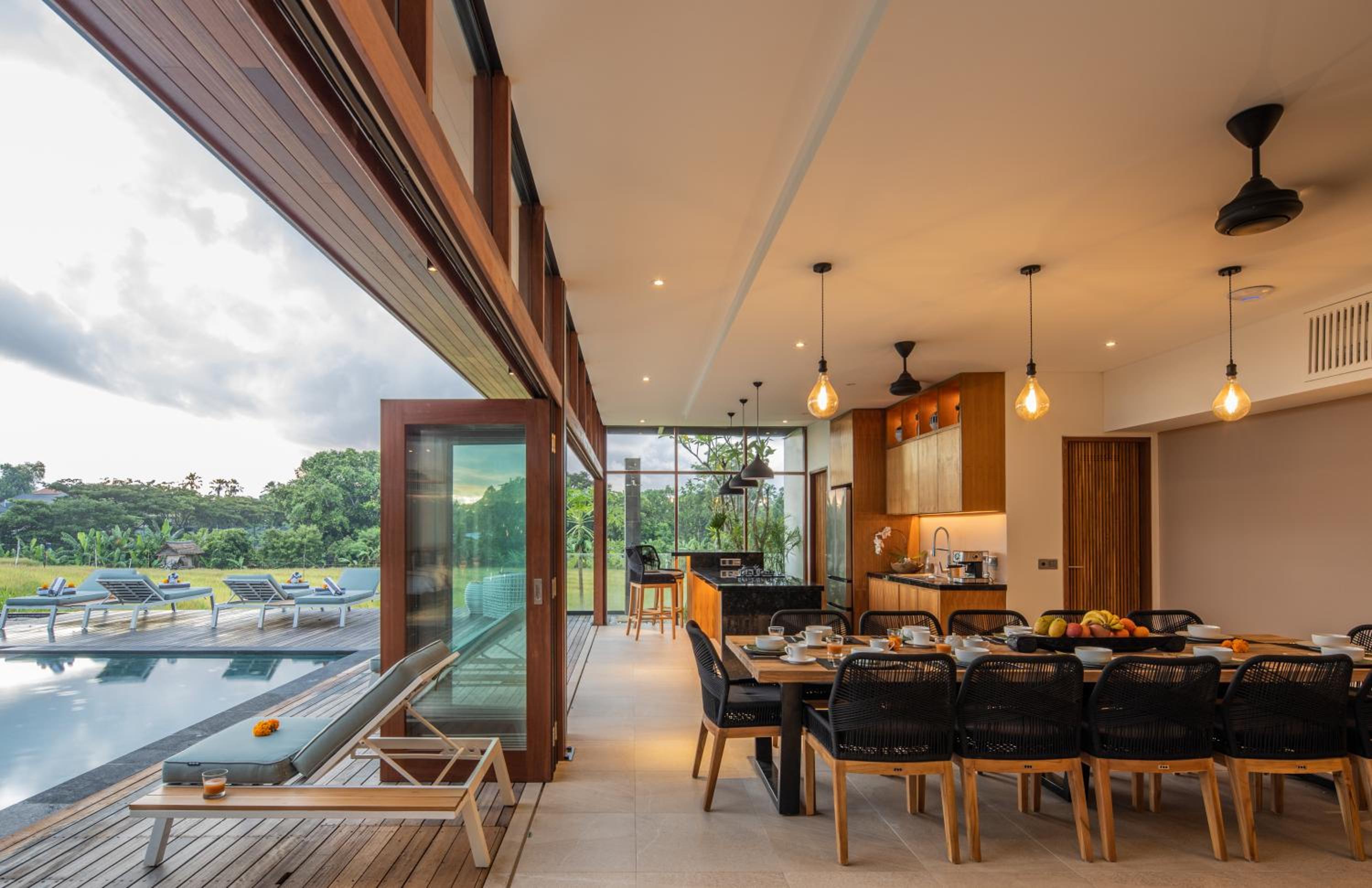 Enchanting 6BR Villa, Breathtaking Vistas Canggu
