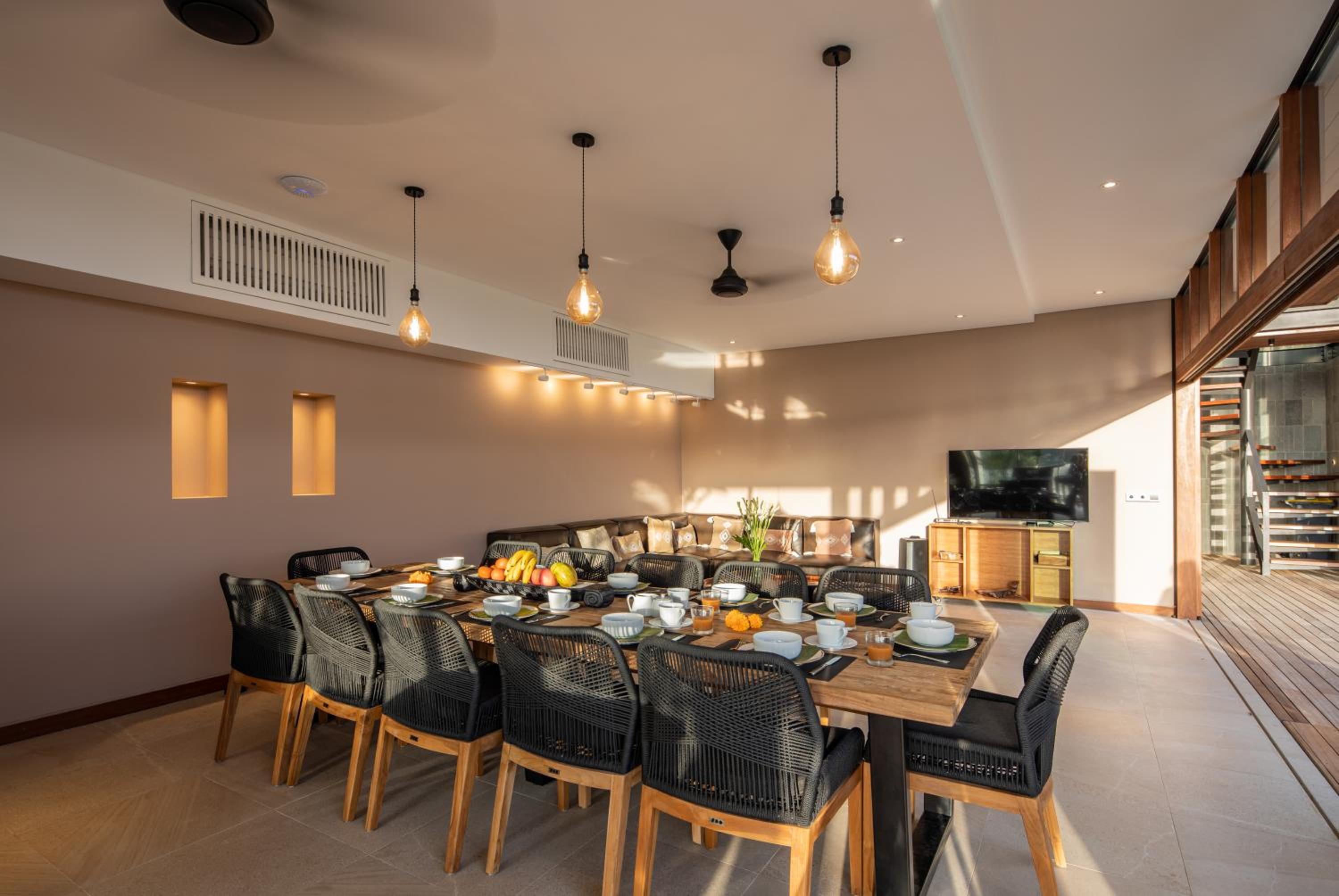 Enchanting 6BR Villa, Breathtaking Vistas Canggu