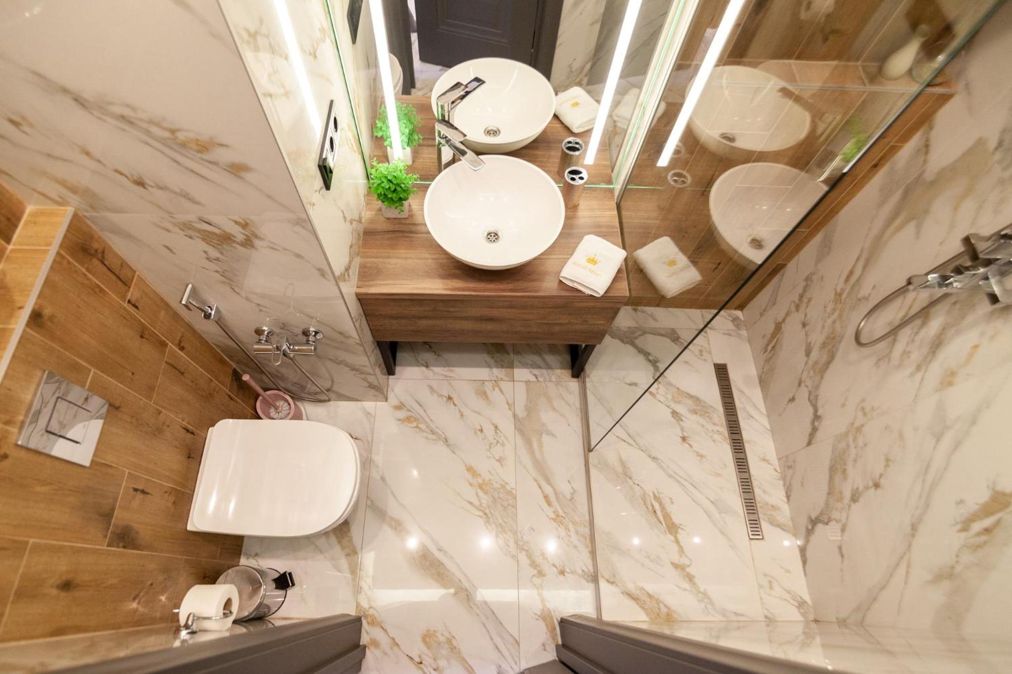 Royal apartment on Gorodotska 33 street view 5