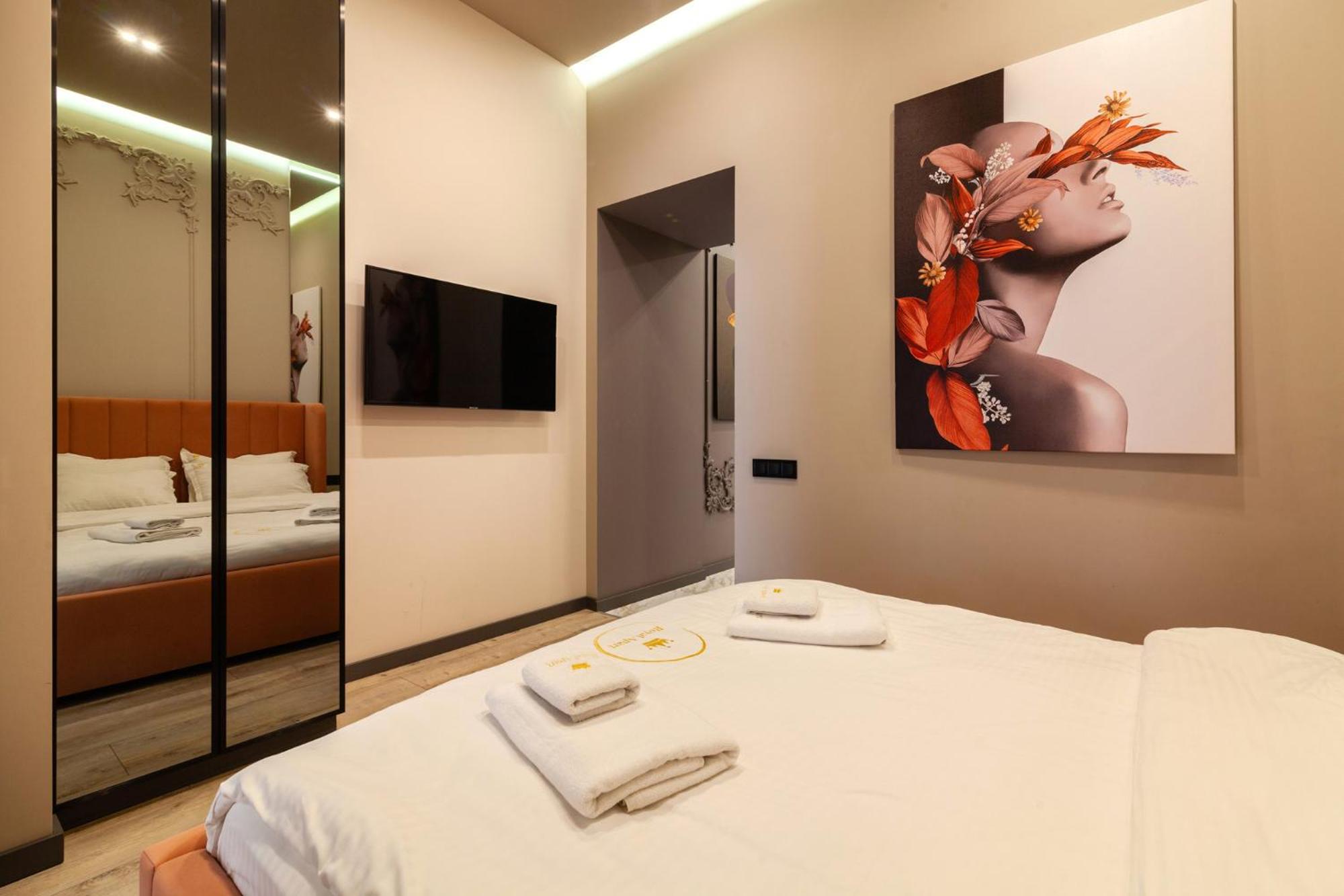 Royal apartment on Gorodotska 33 street view 2