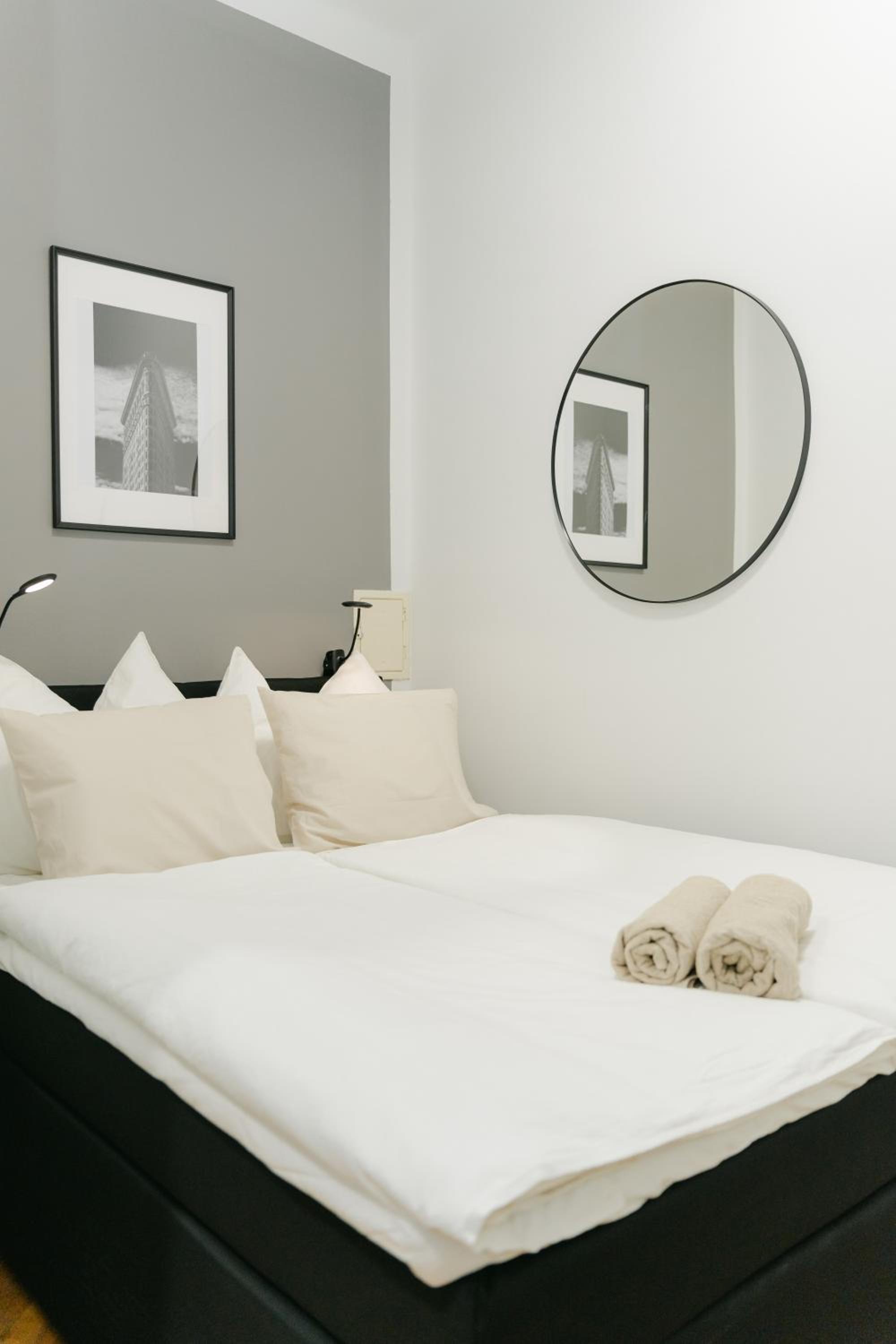 Cozy APT perfect for 4-6 TV Metro Self-Checkin