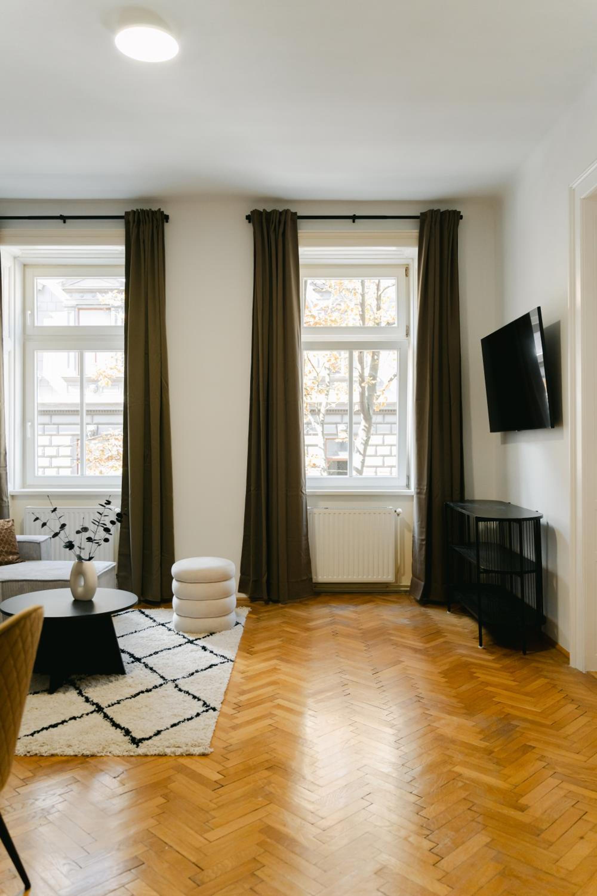 Cozy APT perfect for 4-6 TV Metro Self-Checkin