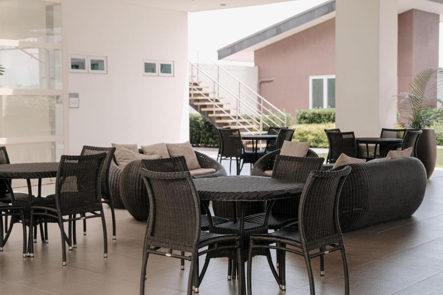 Very Demure, very spacious Studio Abreeza Place view 5