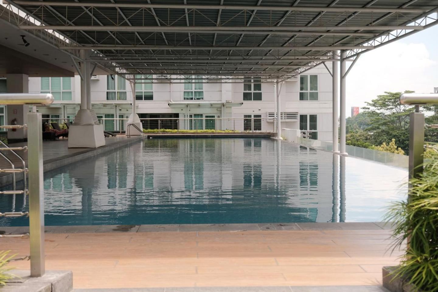 Very Demure, very spacious Studio Abreeza Place view 3